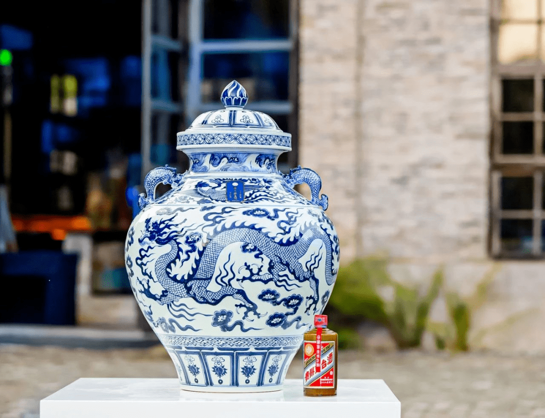 元青花封坛酒为50l大器,并非酒厂生产,而是由100瓶成品茅台酒灌注而成