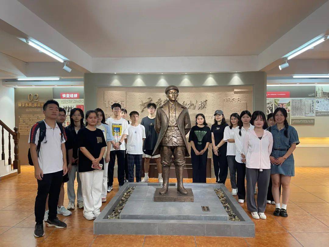 五邑大学新疆少数民族学生瞻仰林基路先烈_烈士_革命_建设