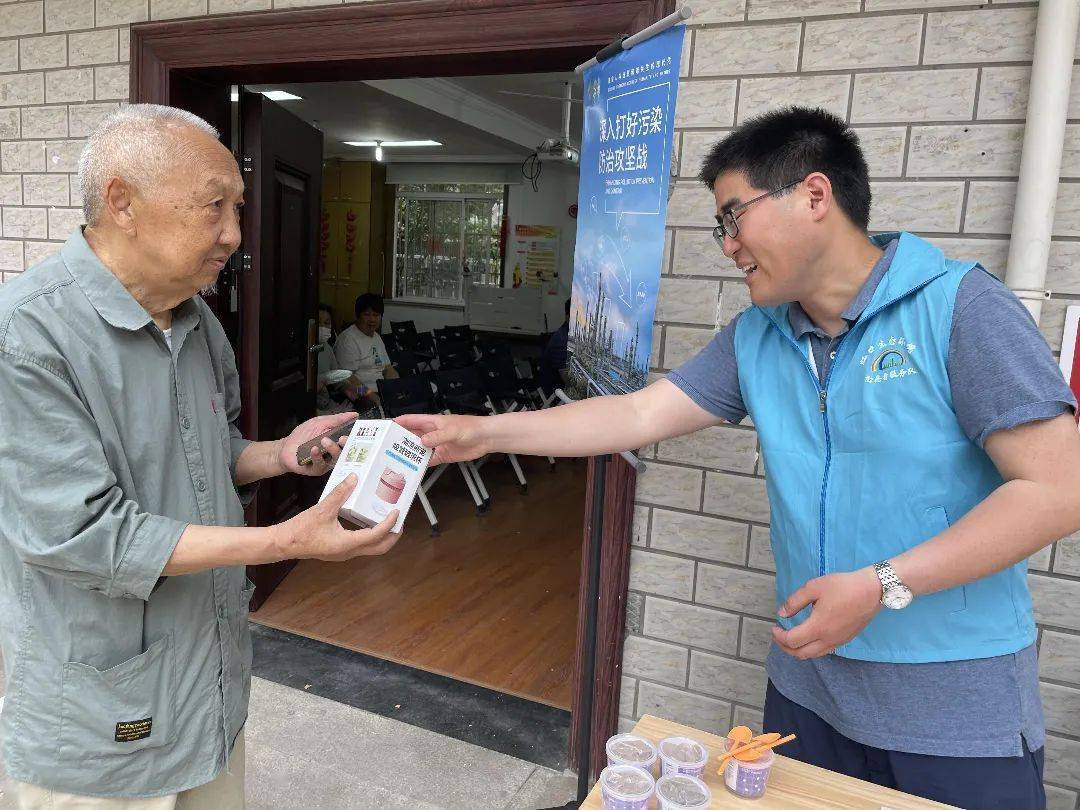 進行有獎問答,隨機抽選並現場回答志願者提出的低碳生活小問題,現場