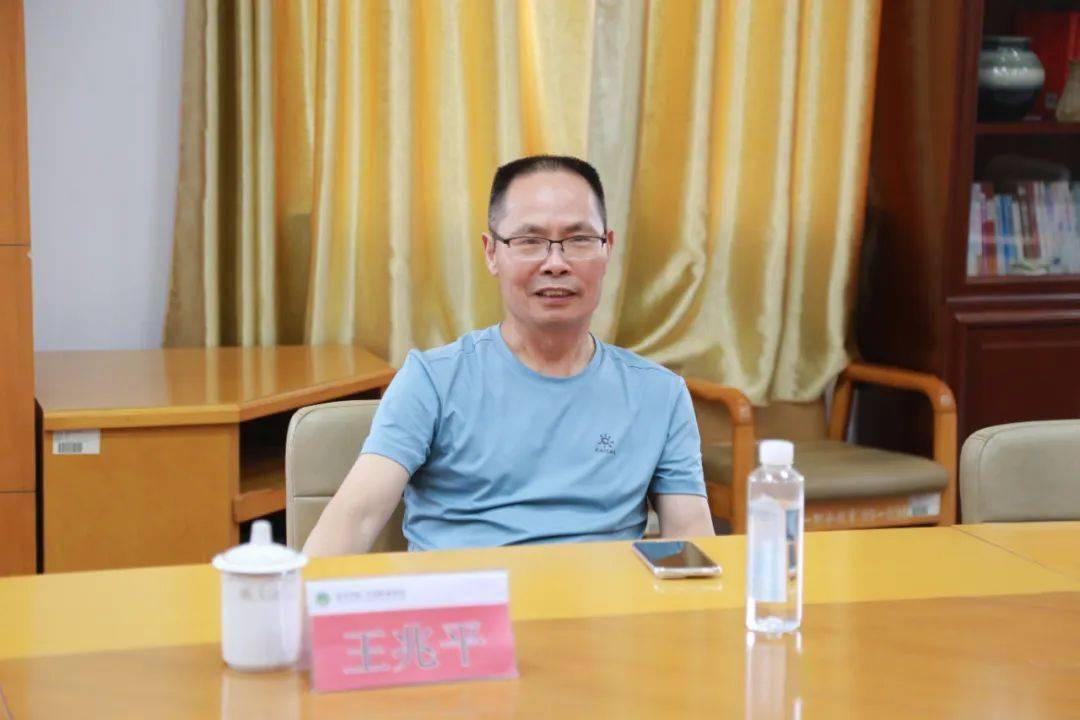 王兆平祝红月老师,尽丹心育桃李,爱岗敬业,不管在学校还是在金华市