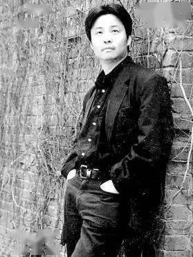 余华年轻时年轻时的余华,很像当代的年轻人,面对茫茫书海,无从选择.