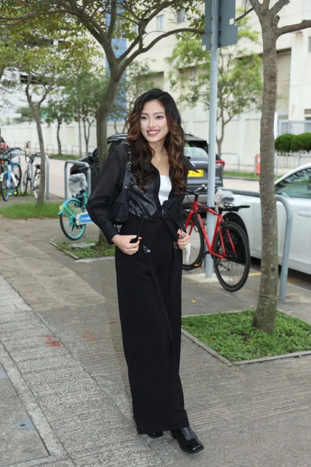 以一身黑色连身装配大波浪现身初选,并在香港电台第一台主持《放眼大