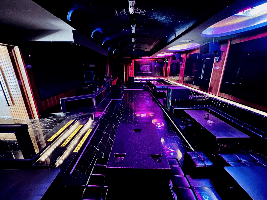 在牛岛公社,下午,同学们可以一起体验赶海的乐趣,在最美夕阳点留下