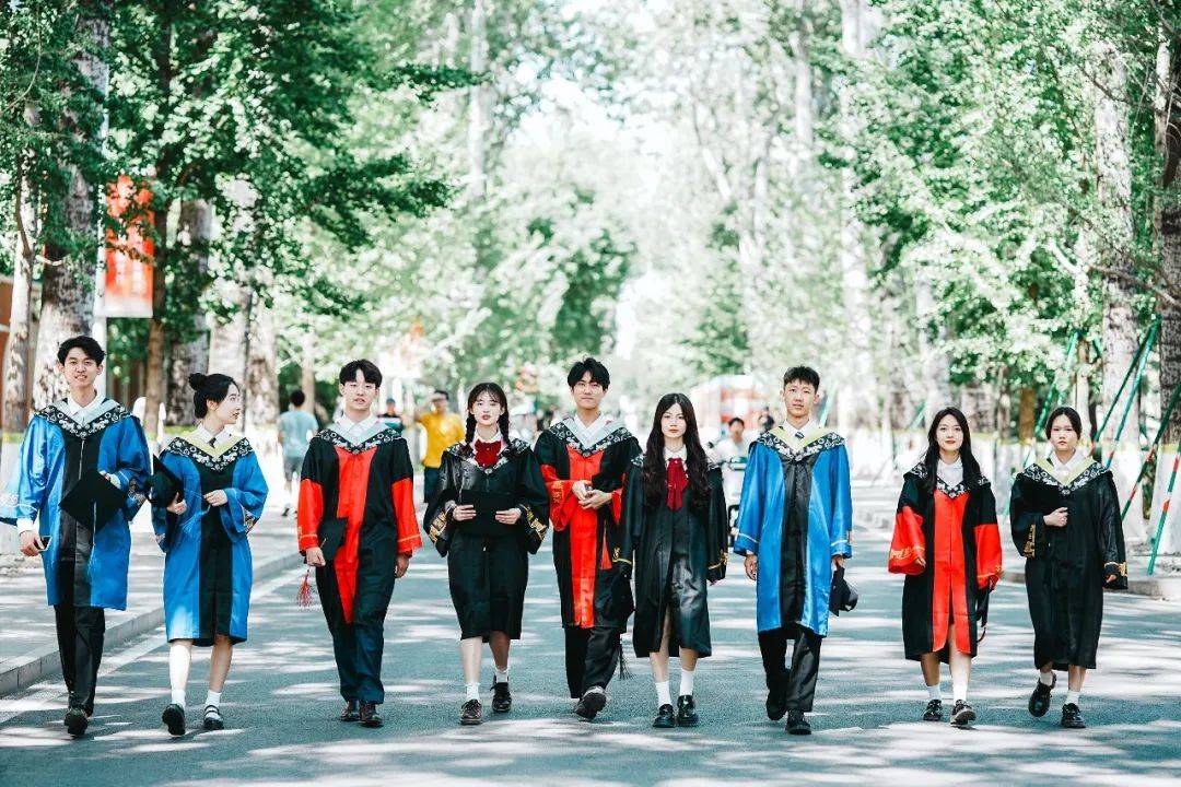 惊艳!多所高校新版学位服亮相_毕业生_图案_设计