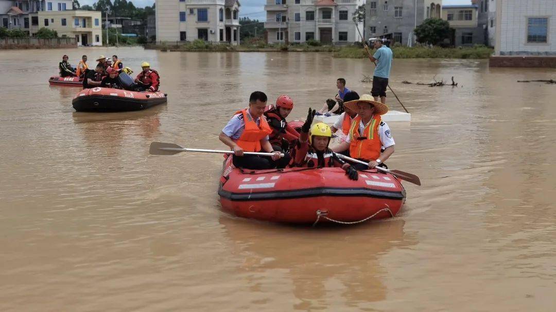 随着强降雨的持续,合浦县山口,白沙,公馆等乡镇28个村屯相继遭受浸堤