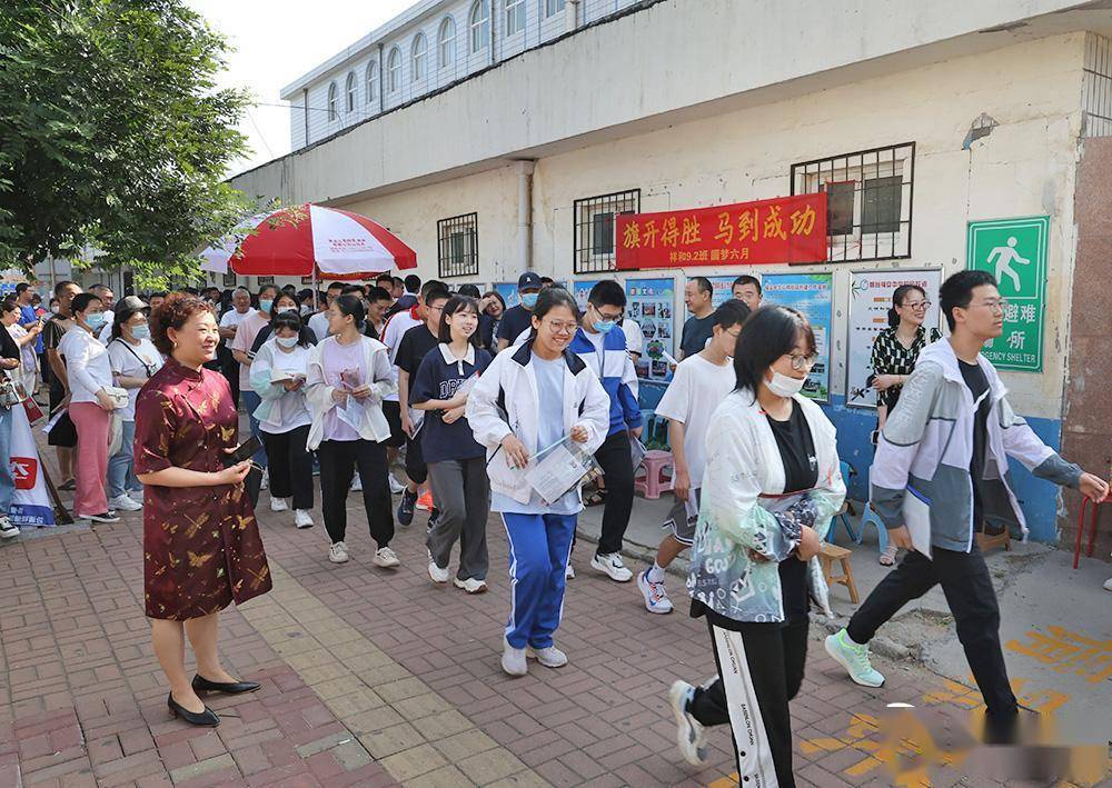 【本组图片拍摄于芝罘区福安中学考点 摄影/李刚】