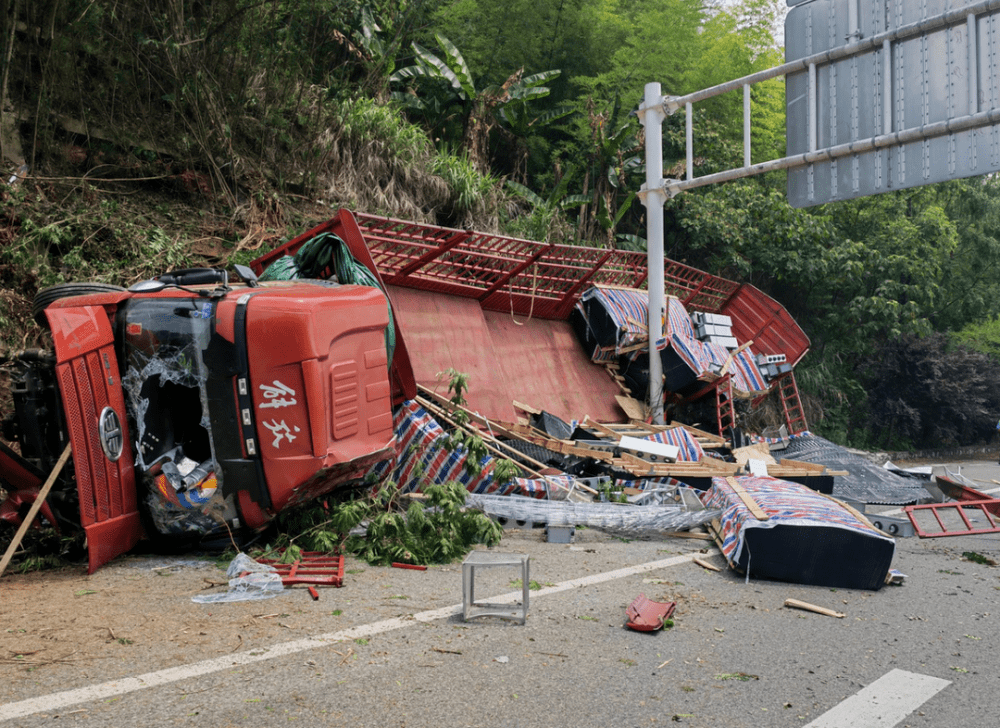 贵州丨货车司机驾驶中接打蓝牙电话,惊心动魄的一幕发生了……_事故