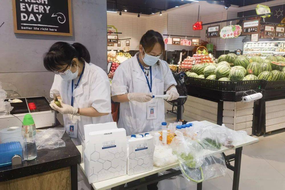 翁源县市场监管局执法人员重点检查了食品经营者是否亮证经营,是否