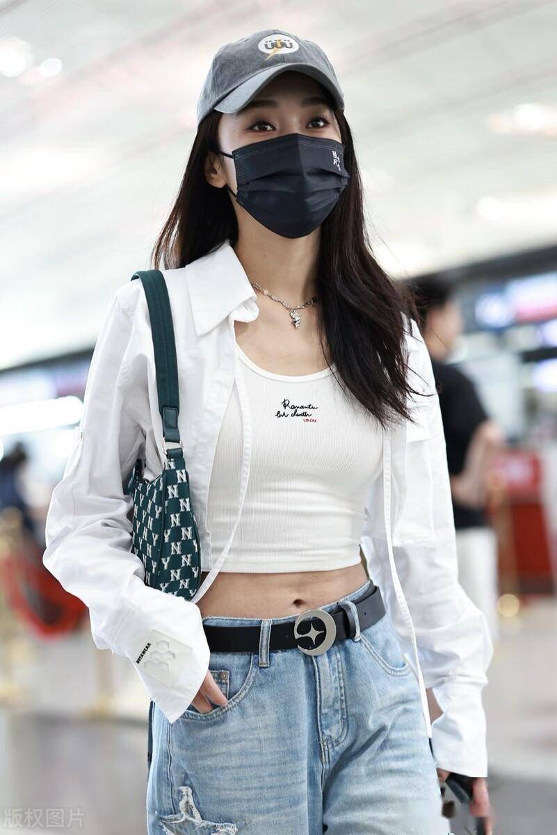 宣璐北京机场出发,身穿露脐装搭配牛仔裤青春时尚