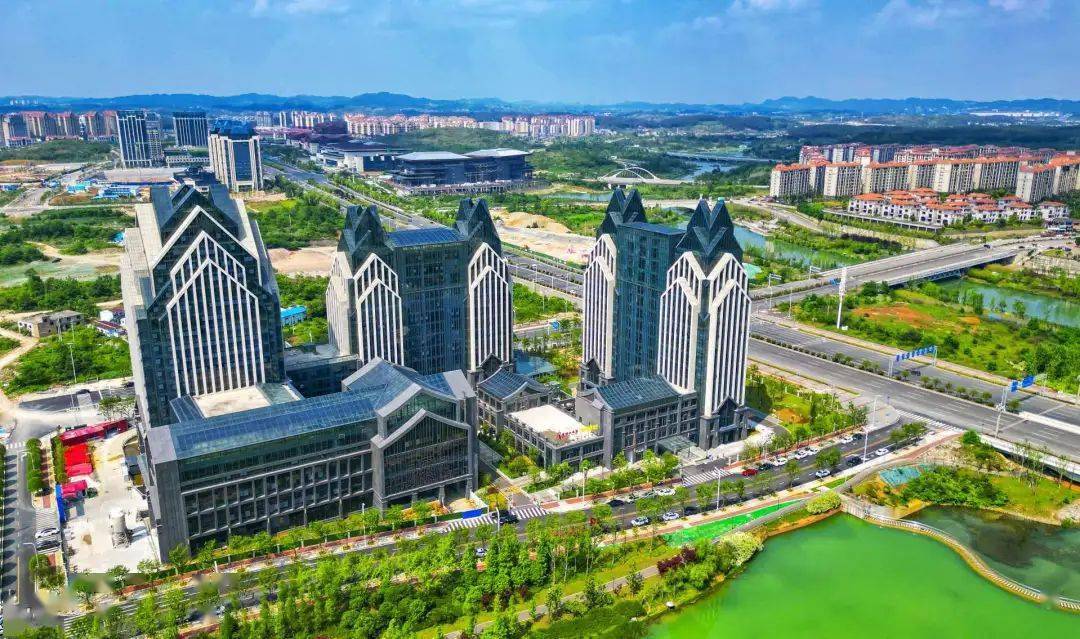 地处黔中经济区核心地带的贵安新区,直管区面积491平方公里.