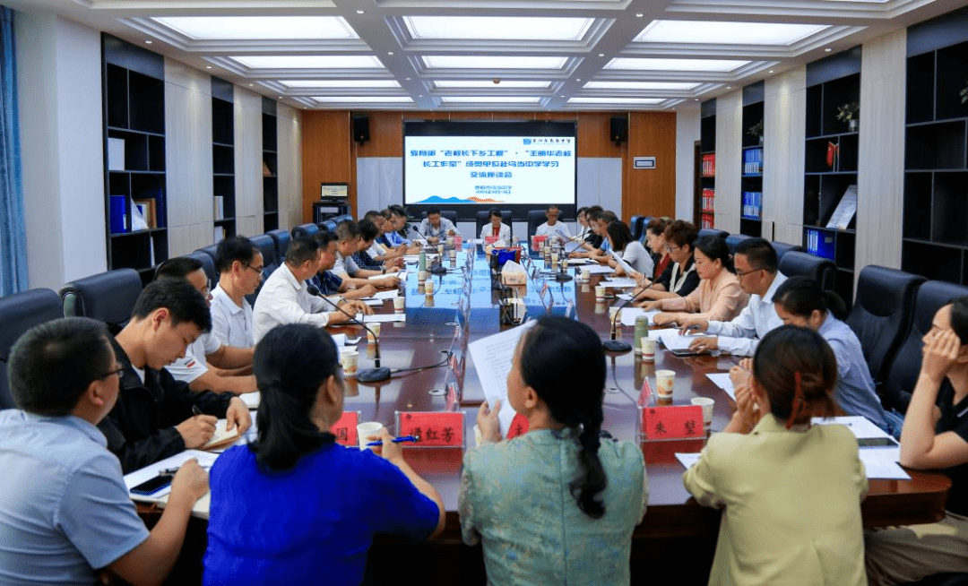 市教育局第三轮"老校长下乡"成员单位赴乌当中学进行学习交流_帮扶