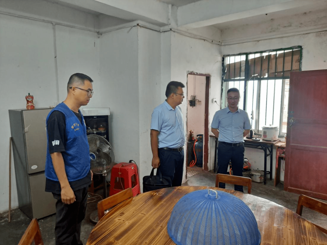 驻藤县工作队队长董洪园同志到塘步镇南安村调研指导乡村振兴和驻村