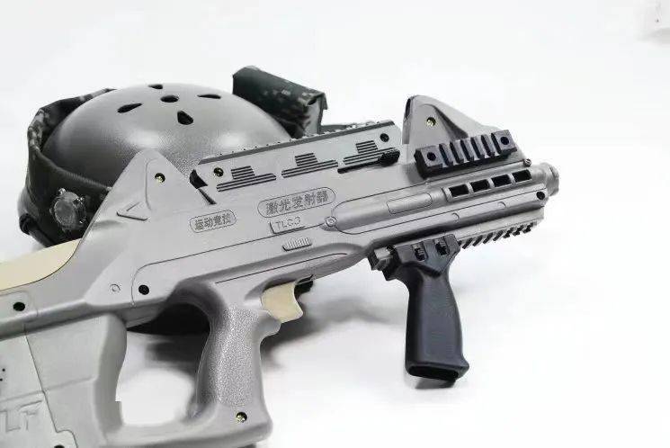 激光真人cs最为常见,不发射任何物体,非常安全.