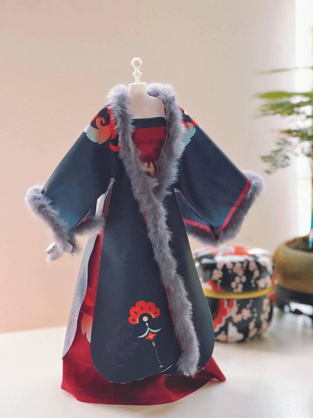 这件"锦绣霓裳",可以说细节上一一对应.