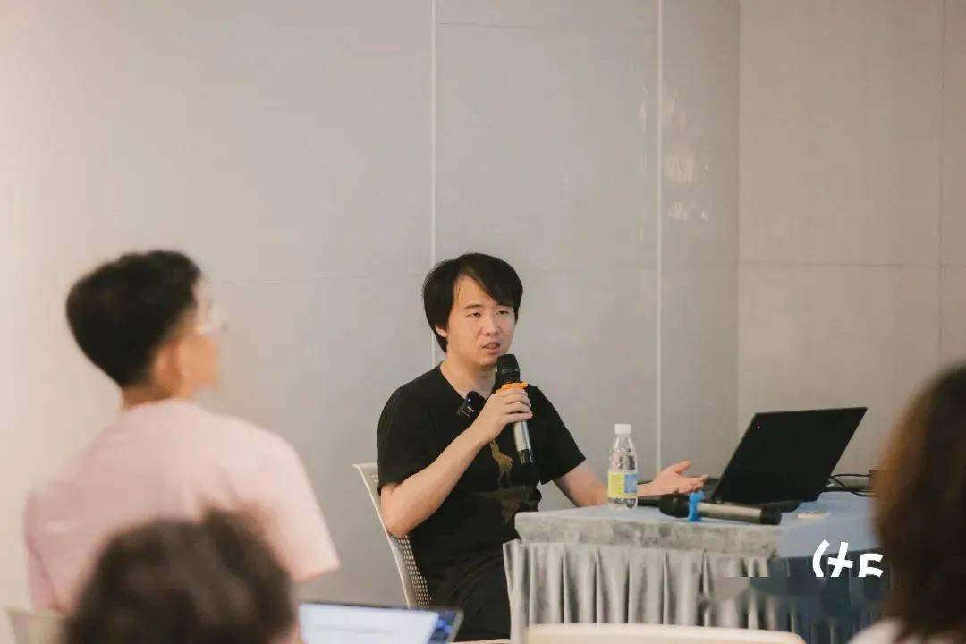  右滑查看更多>来自台北艺术大学戏剧学系的何一梵教授,从台北远赴