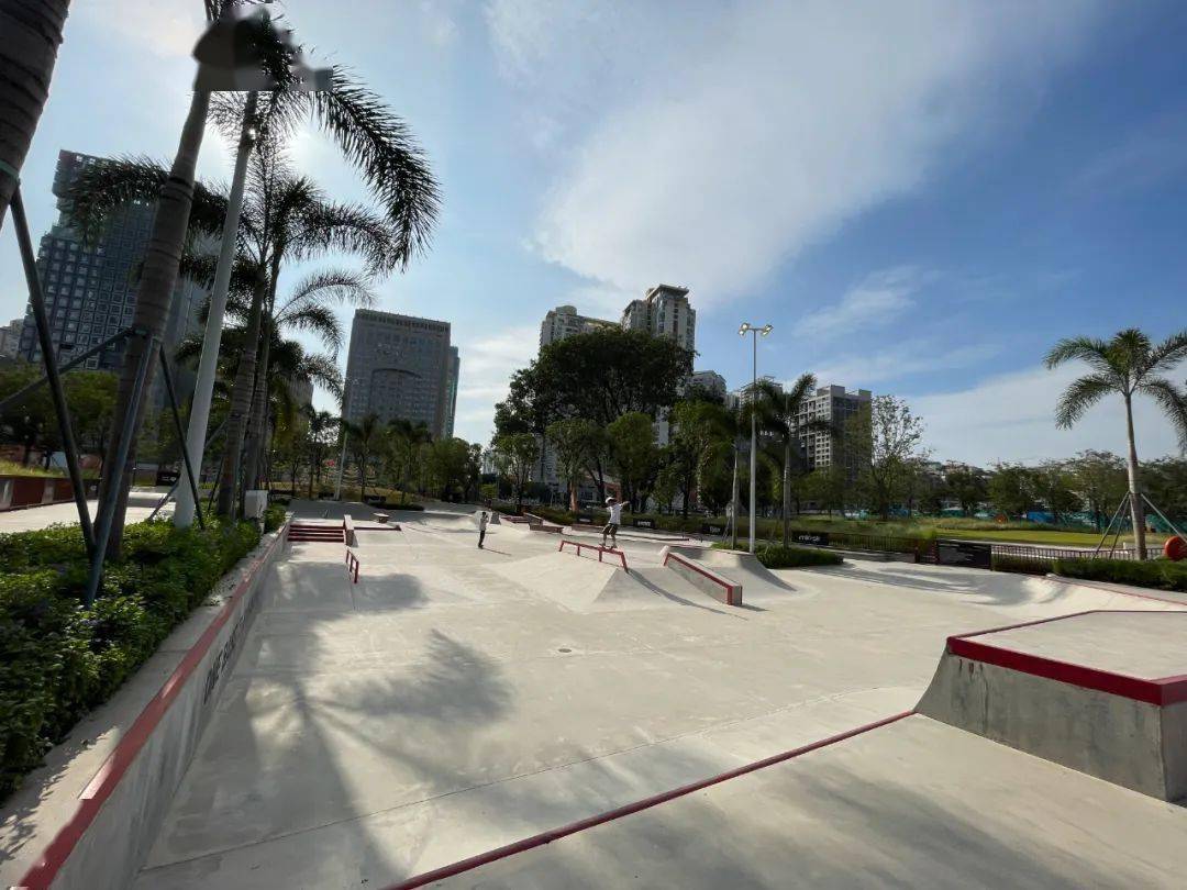 除了街头地形,滑手们把大部分的时间也花在了滑板公园里.