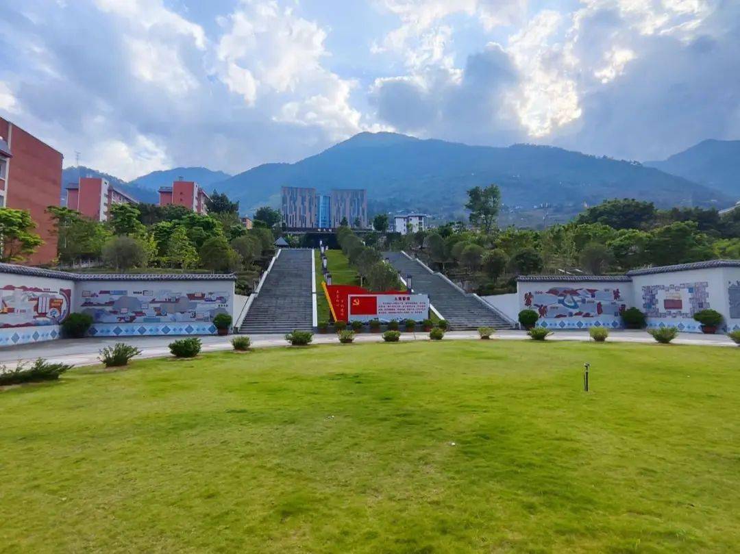 云南师范大学附属怒江州民族中学期待你的加入_教育_特色_云南省