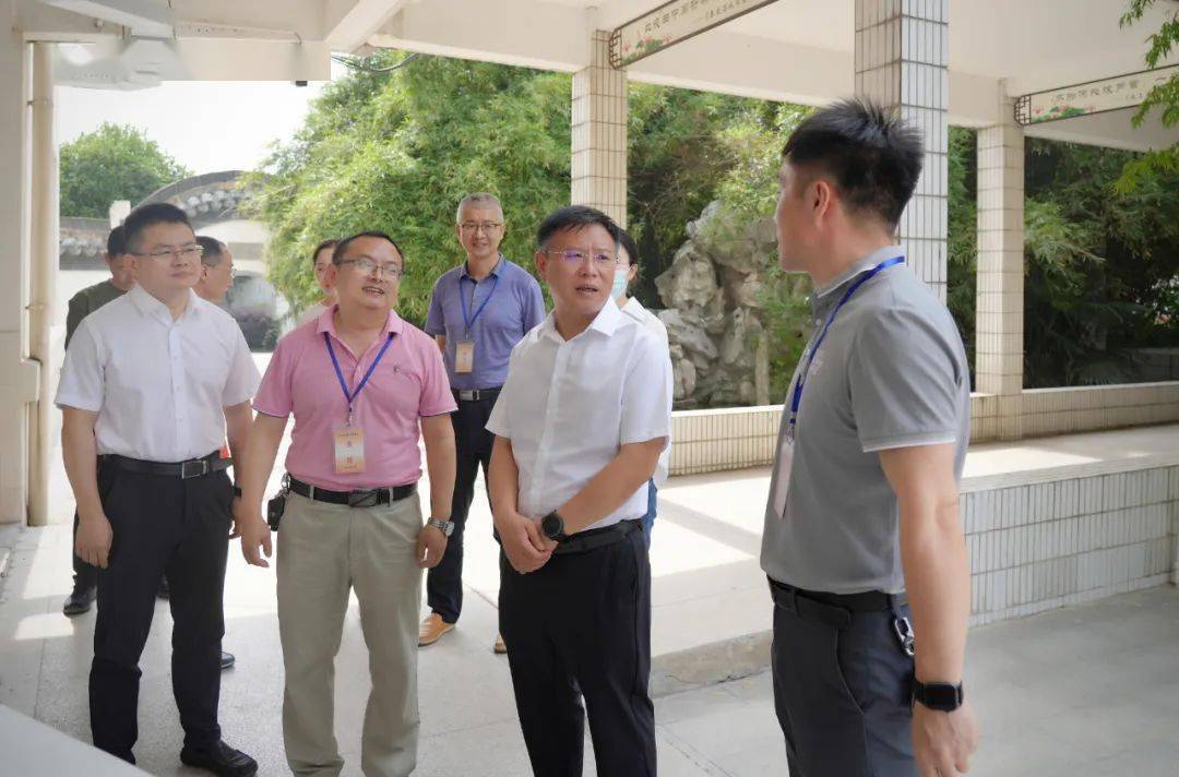 副镇长张琳一行先后前往河塘中学考点,长泾二中考点看望慰问中考师生