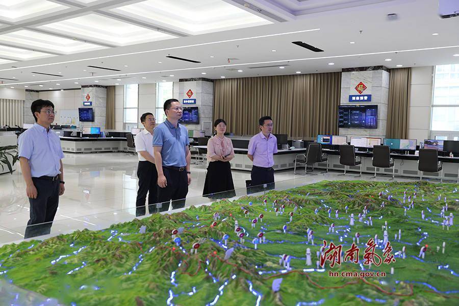 周登高一行参观省气象局公共气象服务业务平面.拍摄:孙姣