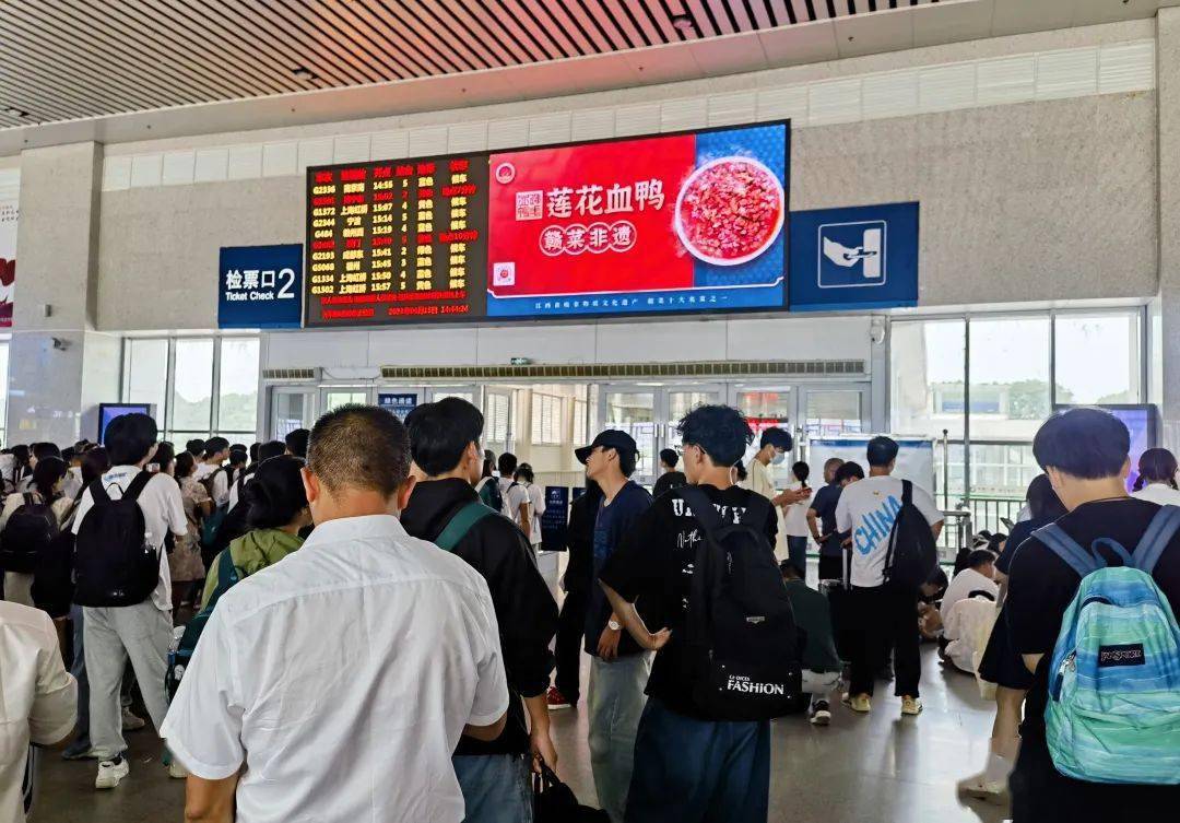 "莲花血鸭"还同步登陆南昌西站,南昌站,赣州西站,新余北站,萍乡北站等