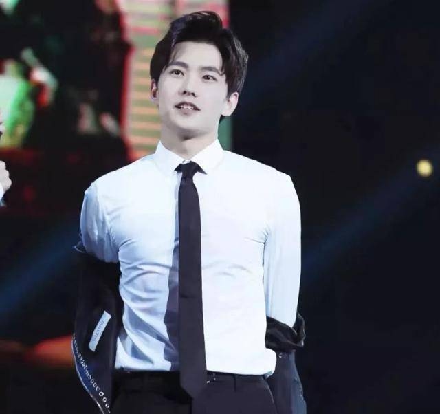 有一种"尴尬"叫杨洋秀性感,穿真空透视装出镜,小鲜肉成油腻男_时候