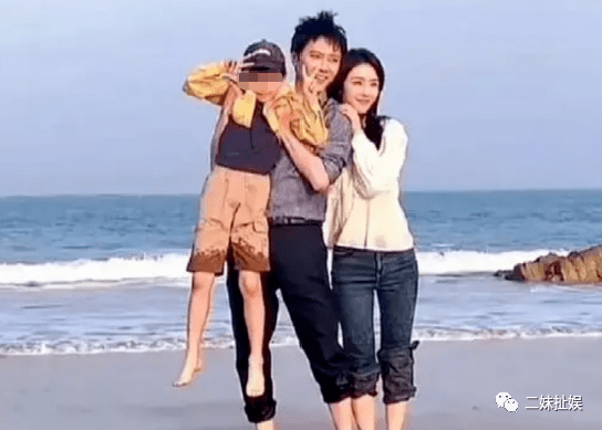 姿态也显得很是亲昵,这无形中让人产生了冯绍峰是否真的已经找到新欢