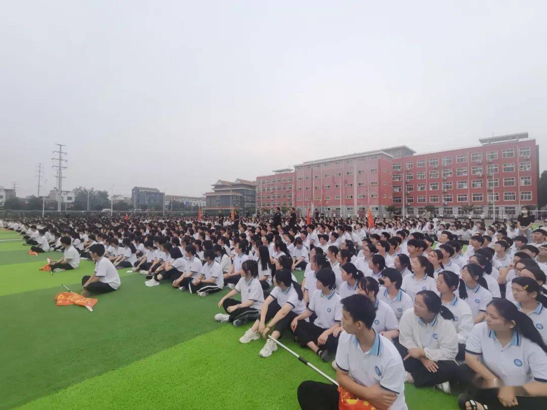 淮阳中学校长徐良,副校长魏泰来,副校长张会杰以及高二级部现任富洲部