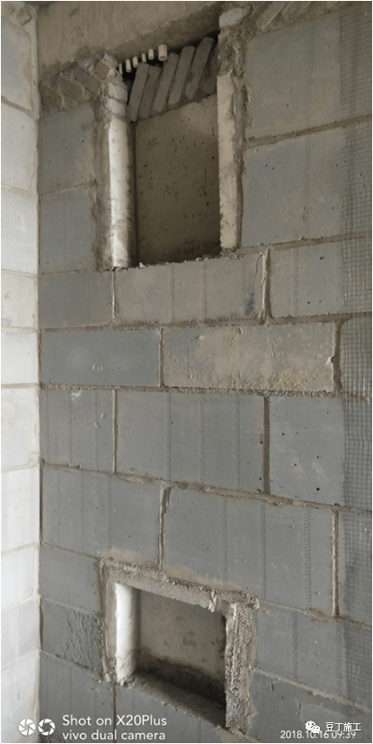 安装于砌体内的配电箱应预埋砼预制块,电箱突出结构墙面的尺寸,应与