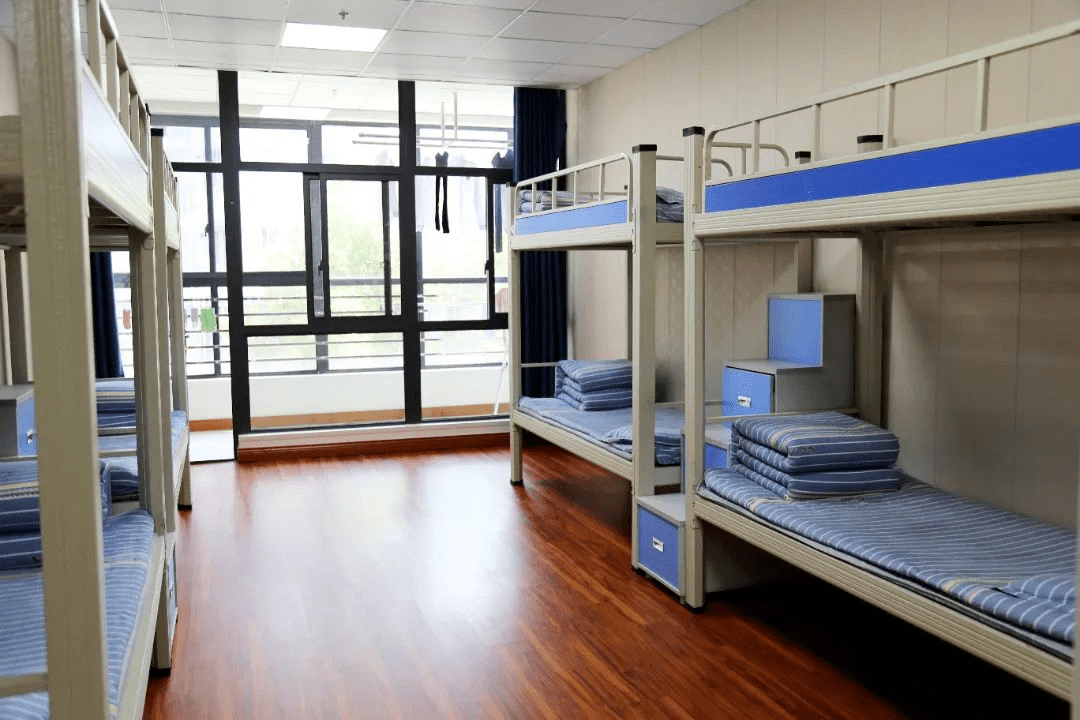 学校住宿条件先进,每间宿舍均配备独立淋浴间,独立卫生间,中央空调等