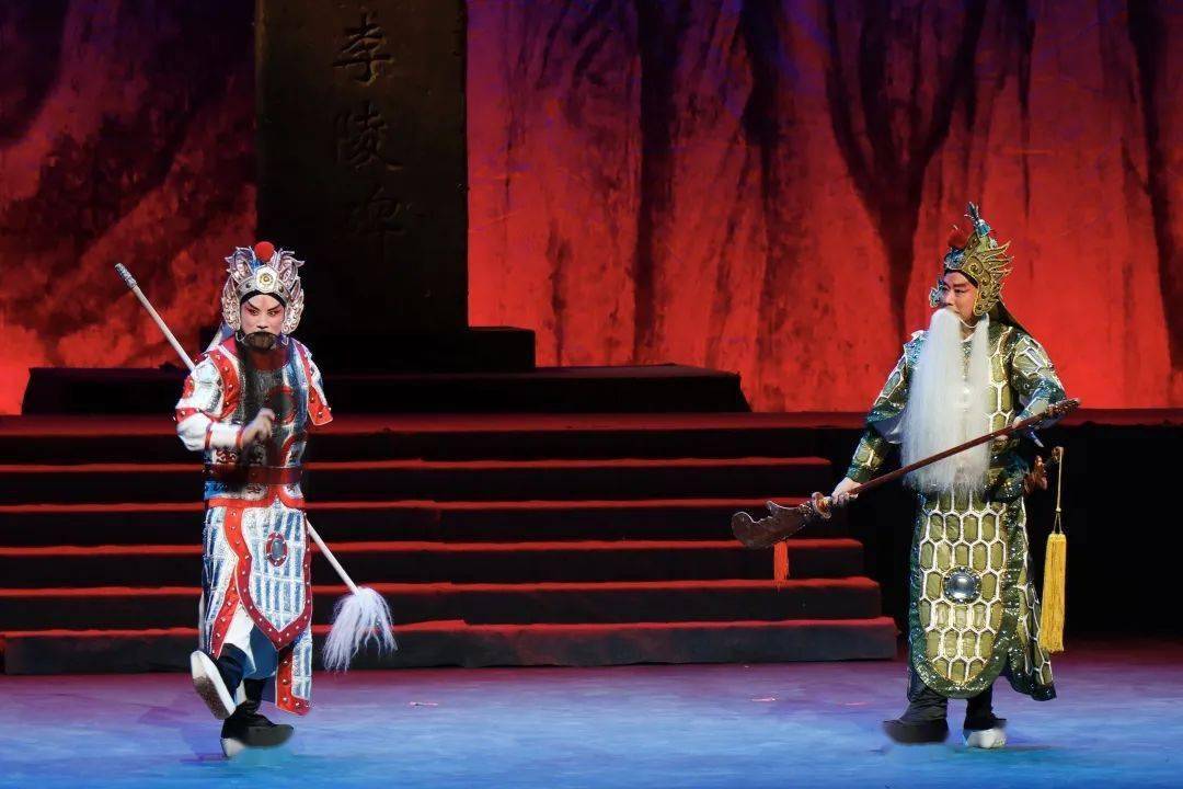 演员们摔跌翻扑,动作干净利落,展现出漯河市豫剧团武打演员们实打实的