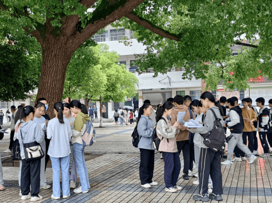 考生们认真复习邻水县九龙中学考点,考生从容入场广安区花桥中学考点