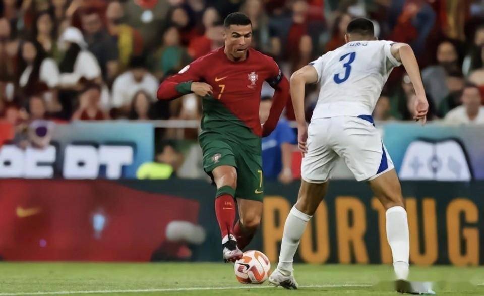 进球被吹后愤怒甩手,两送"保姆式"助攻被队友浪费_比赛_葡萄牙_机会