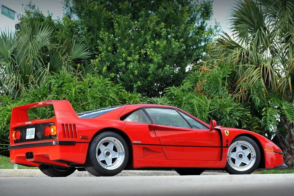 价值几千万的法拉利f40在雪地上撒欢!是否颠覆你的想象力?