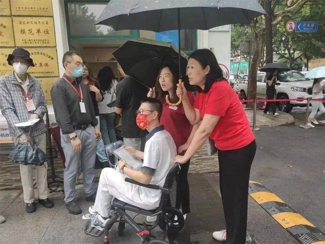 小布直击2023年上海中考浦东考点_考生_红色_初三