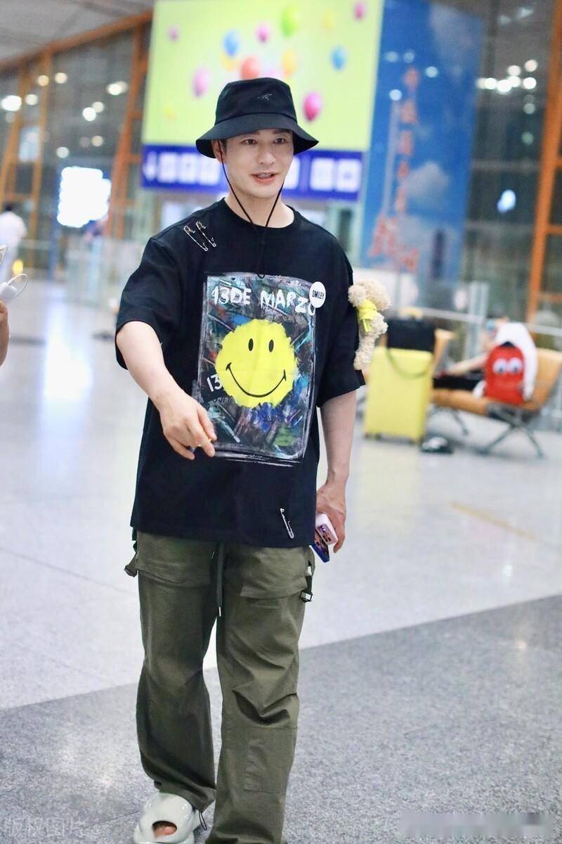 黄晓明现身北京机场,出发前往录制《中餐厅》