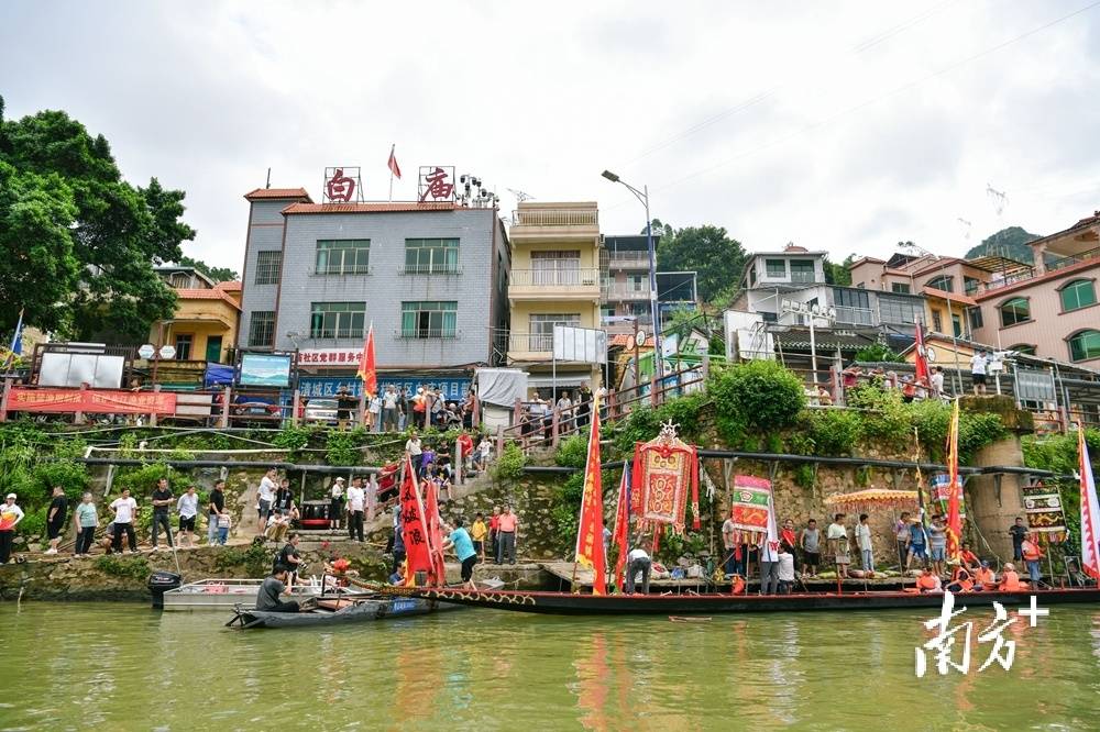 沿着北江而建,无数年依山傍水下,形成了根深蒂固的疍家文化,每位居民