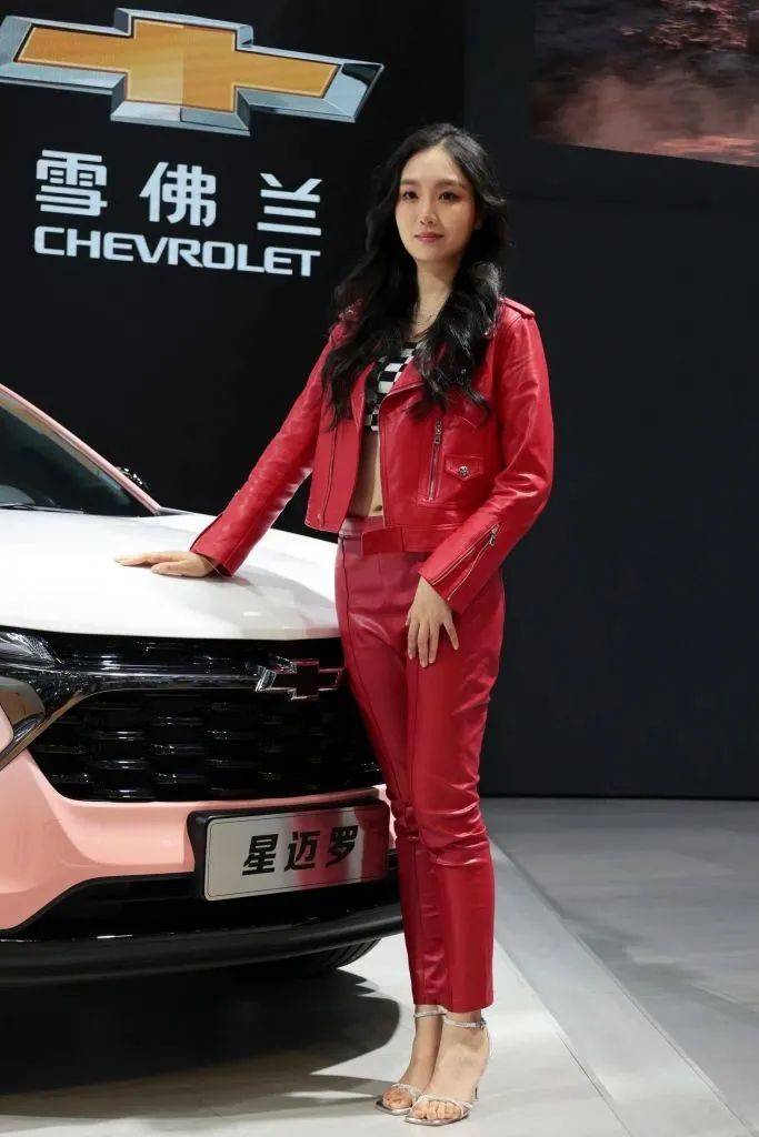 劲舞表演与车模走秀以多样活动引得人们驻足观看深圳新闻网签约摄影师