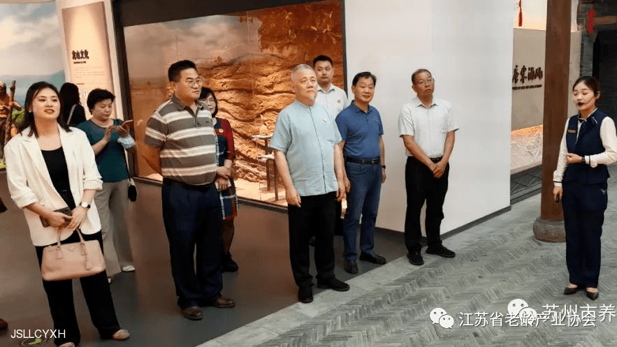 在与宿迁市民政局合作洽谈会上,张保平向大家介绍了宿迁市文明城市