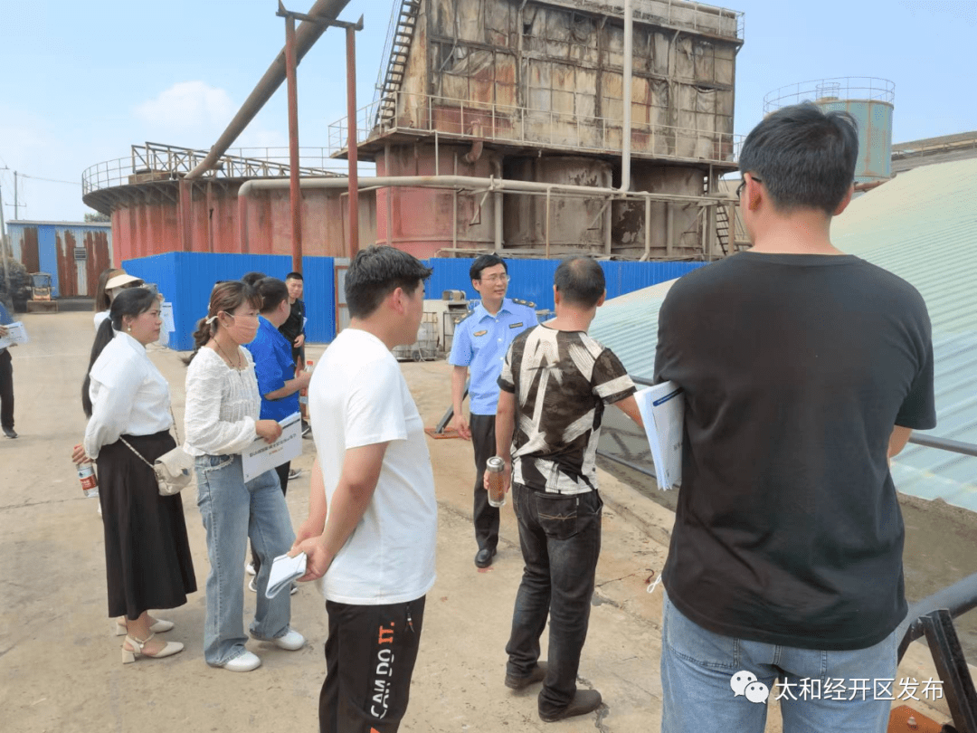 王志峰带领各企业负责人来到生产车间,利用"以案说法"形式,讲述太和县