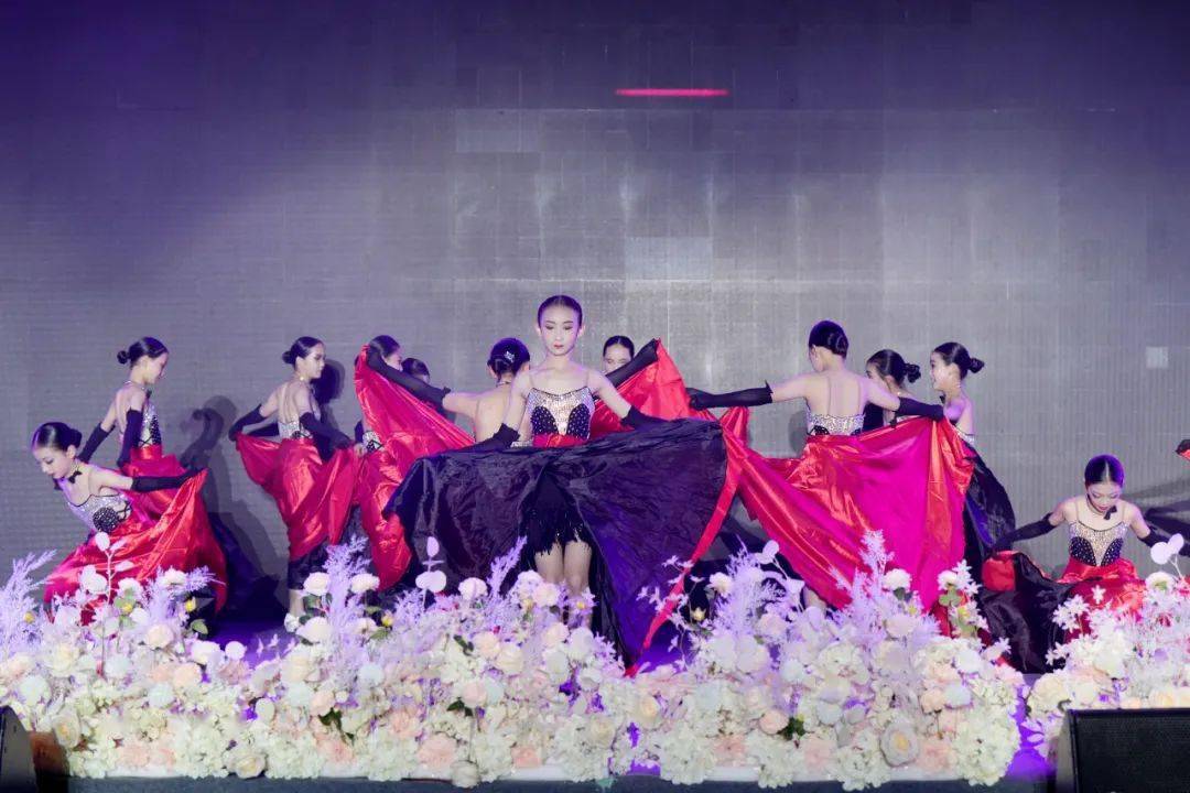 6月19日,威宁县中等职业学校举办"三校整合"十周年庆典暨第一届校园