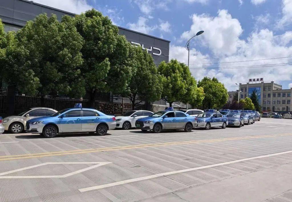 镇雄对出租车计价器进行检测!