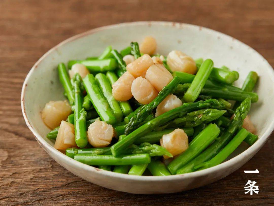 芦笋炒干贝将芦笋洗净切段,放适量泡发好的干贝,一起清炒,放少量酱油