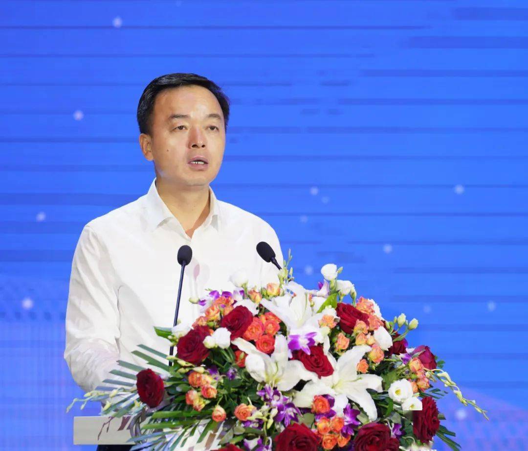 县委书记何锐致欢迎辞,县长王高锋主持会议.