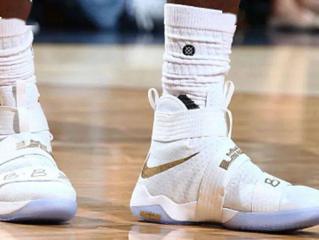 说到詹姆斯的总决赛球鞋,当然是少不了soldier 10,尤其是这双白金配色