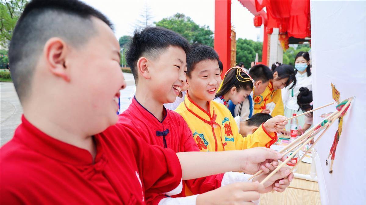 观看皮影戏、跳竹竿舞，小学生在校园内沉浸式体验传统文化_手机搜狐网