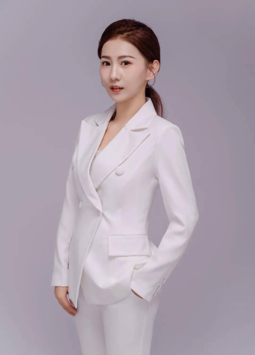 库尔勒市融媒体中心主播慕容景云方式一:6月22日龙舟赛现场与主播互动