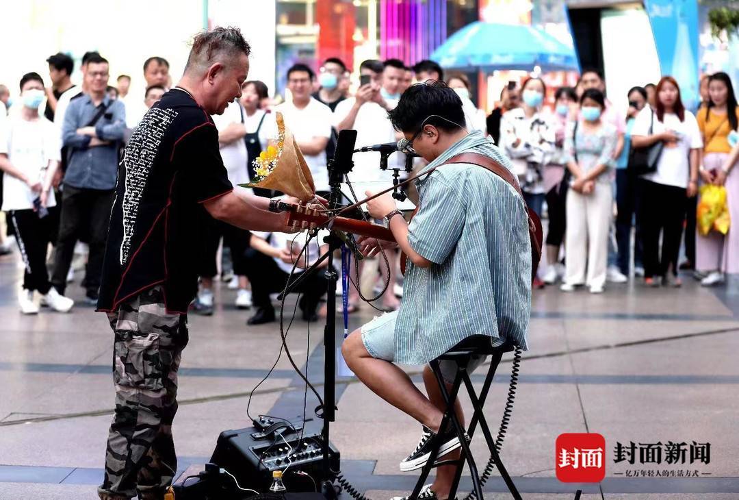端午有新意 成都街头艺人将着汉服表演_音乐_文化_生活