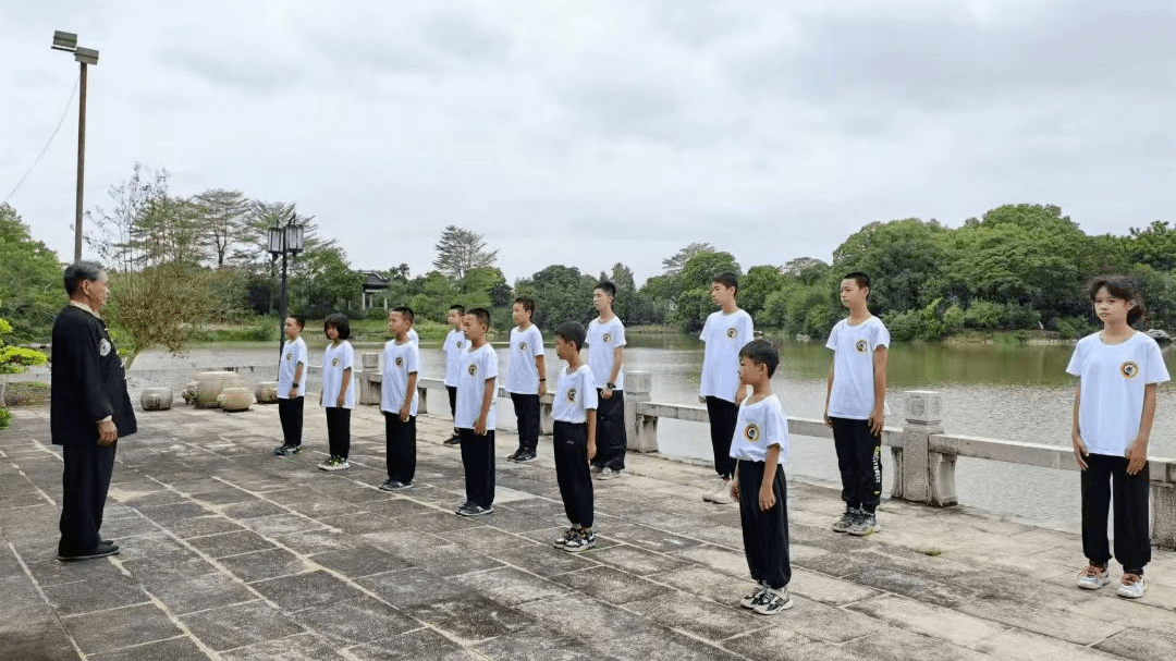 五沙蔡李佛拳套路的拳法,腿法,步法之精髓,从基础的马步,冲拳开始教学