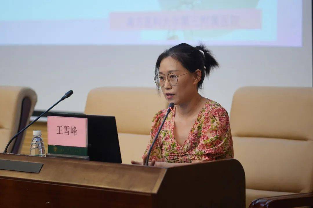 主讲嘉宾,千金药业股份有限公司经理谭毅,文伟,校团委副书记曾文华