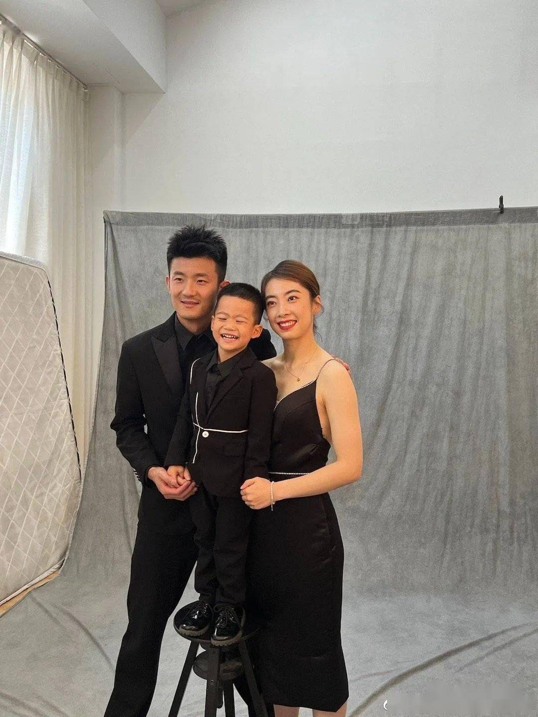 王适娴一袭黑裙超美,谌龙甜蜜搂肩_退役_儿子_羽毛球